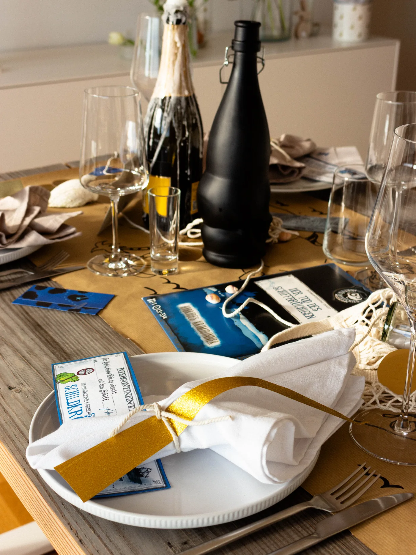 Maritim gedeckter Krimidinner-Tisch zum Tod des Schiffbrüchigen mit Flaschen und Kerzen