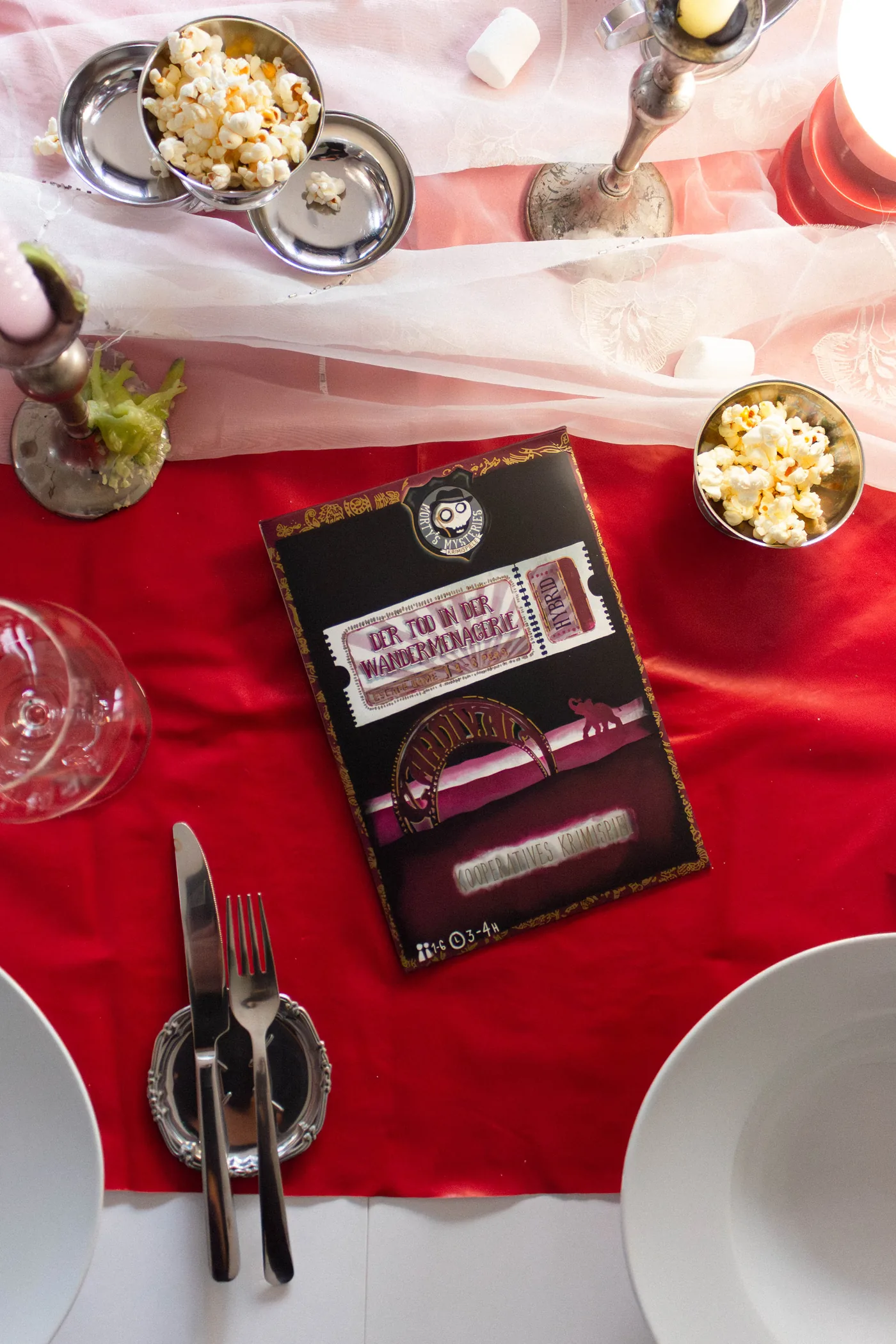 Krimidinner-Deko: gedeckter Zirkus-Tisch