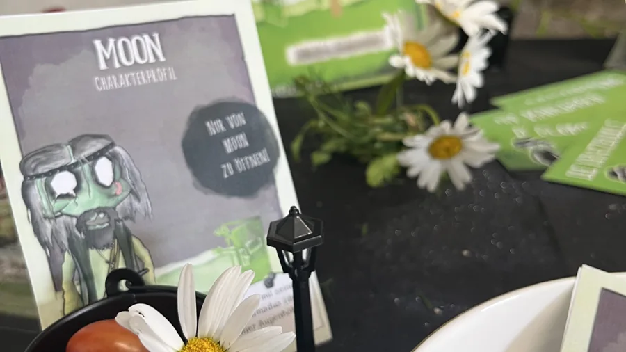 Spieltisch mit Mortys Charakterkarten und Deko